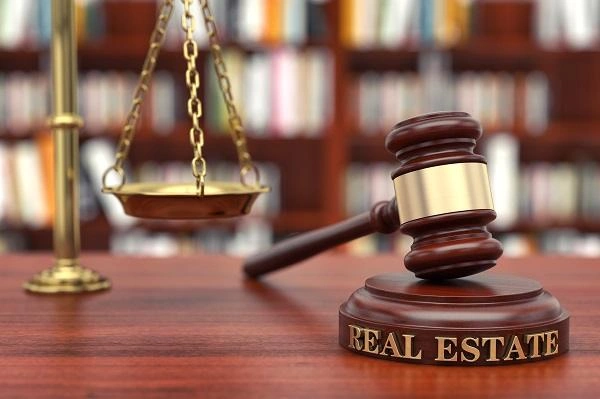 real estate lawyer