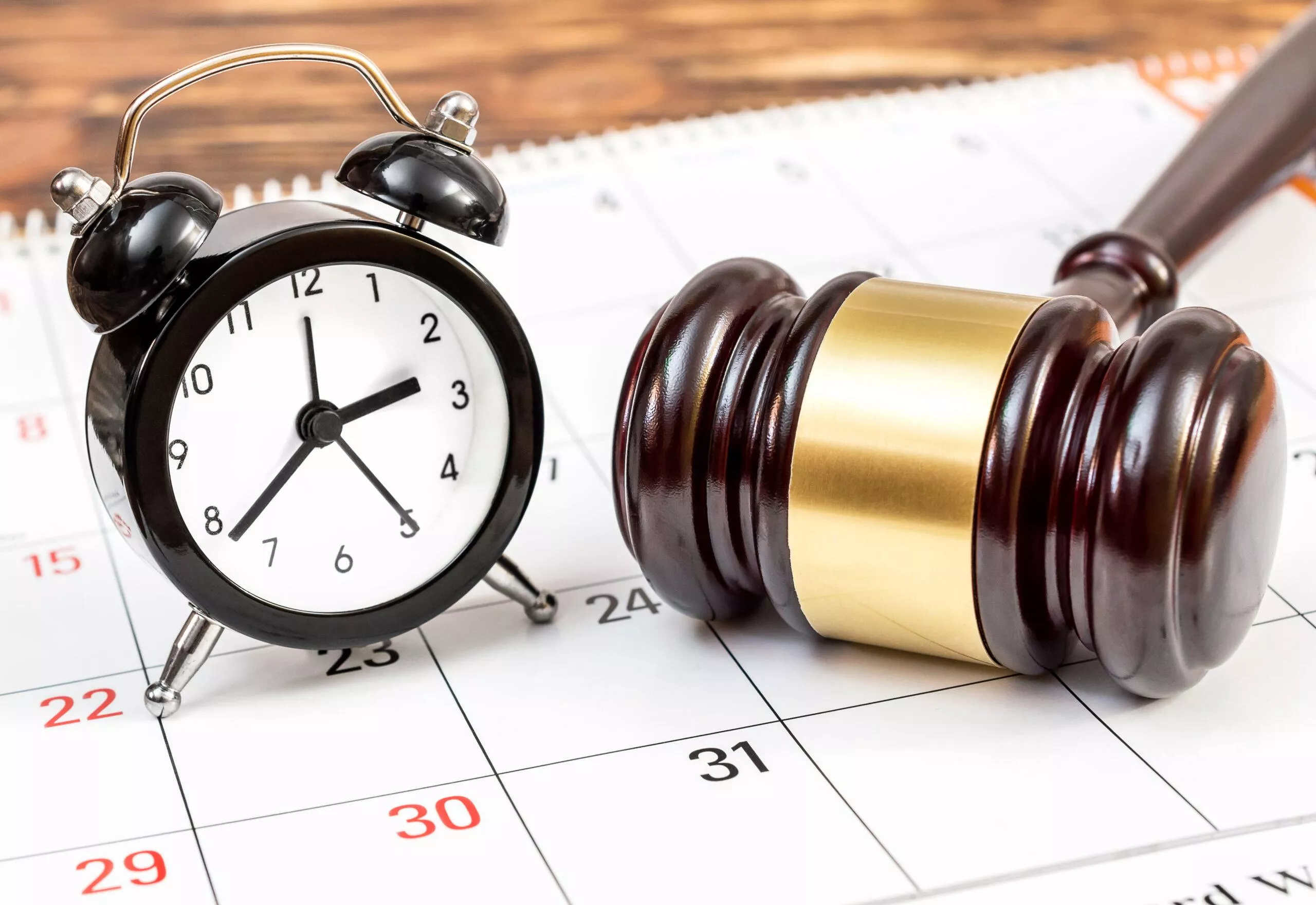 Judge's,Gavel,With,Clock,And,Calendar,On,The,Table.